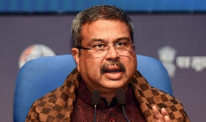 CBSE भुगतान से जुड़ी मुश्किलें होंगी खत्म, Dharmendra Pradhan ने Bank अधिकारियों संग की बैठक