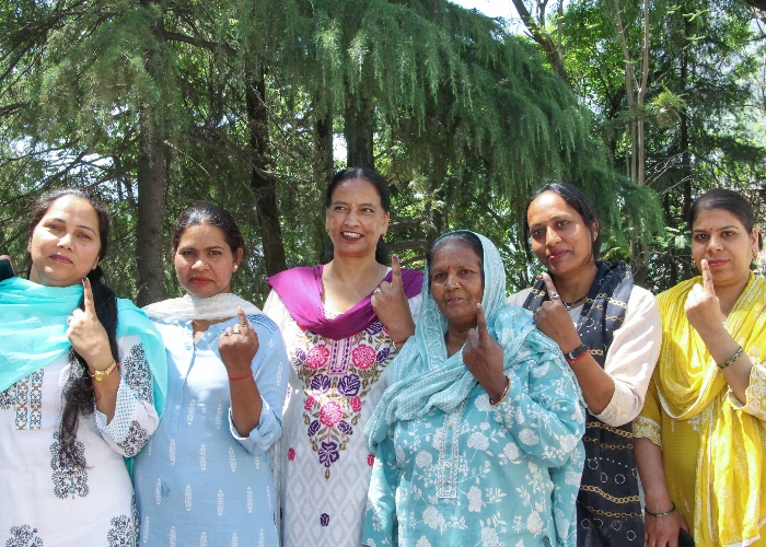 Himachal Panchayat Election में बवाल: Una में हाथापाई, Mandi में Fake Vote का आरोप; पुलिस ने संभाला मोर्चा