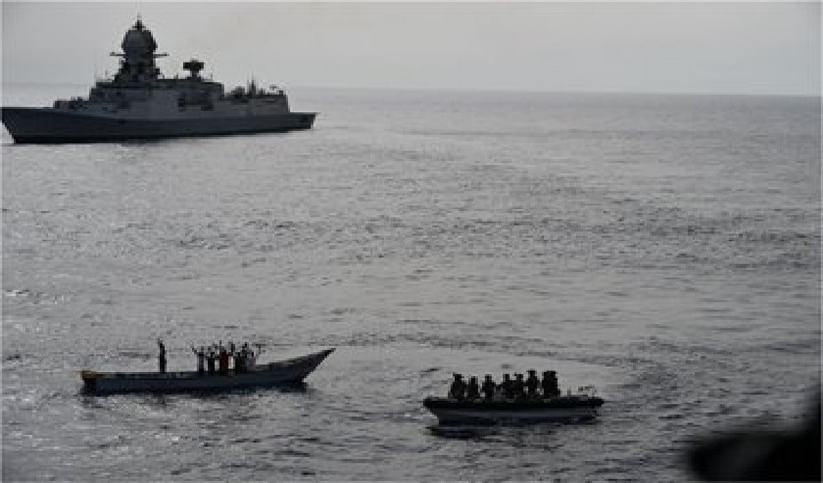 Indian Navy के सामने समुद्री लुटेरों का सरेंडर, INS कोलकाता ने MV माशाअल्लाह 1 को बचाया