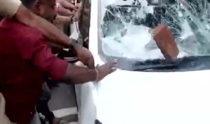 Kerala में CM Vijayan के घर ED की रेड के बाद भारी बवाल, अधिकारियों की कार पर हमला, शीशे तोड़े