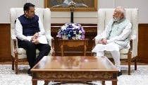 Maharashtra के Development को गति देने PM Modi से मिले CM Fadnavis, परियोजनाओं की दी जानकारी