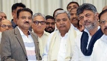 कांग्रेस ने मुख्यमंत्री बदलकर कर्नाटक का धर्मंसंकट टला! क्या सीएम बदलकर से हल निकलेगा? कांग्रेस ने मुख्यमंत्री बदलकर कर्नाटक का धर्मंसंकट टला! क्या सीएम बदलकर से हल निकलेगा?