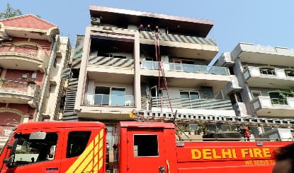 Vivek Vihar Fire Tragedy: सुरक्षा ही बनी 9 लोगों का काल, ग्रिल और बंद ताले ने बनाया इमारत को मौत का चैंबर