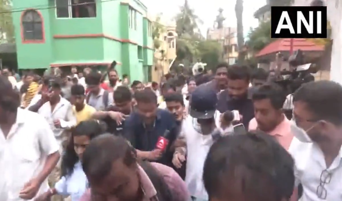 Abhishek Banerjee पर हमला: Sonarpur में हेलमेट पहनकर बचाई जान, फाड़े कपड़े, फेंके अंडे