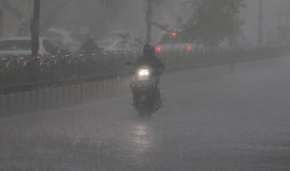Delhi-NCR में भारी बारिश से गर्मी से राहत, IMD का रेड अलर्ट जारी; रहें सावधान!