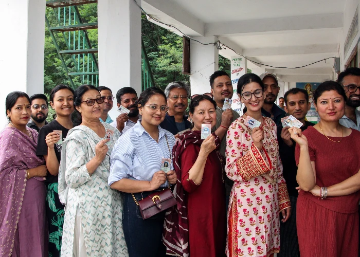 HP Panchayat Election 2026: JP Nadda ने गांव में की Voting, CM Sukhu की मां ने Pink Booth में डाला वोट