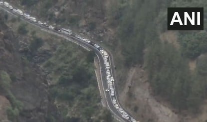 Badrinath National Highway पर लगा भारी जाम, ट्रैफिक संभालने के लिए