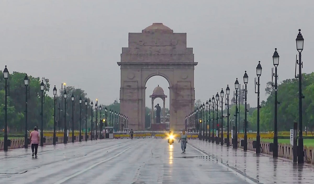 दिल्ली-NCR में मौसम का यू-टर्न: झमाझम बारिश से लुढ़का पारा, सामान्य से 7 डिग्री तक कम हुआ तापमान