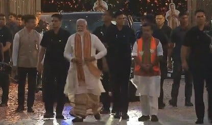 4 मई TMC गई...बंगाली धोती-कुर्ता पहन BJP मुख्यालय पहुंचे PM मोदी