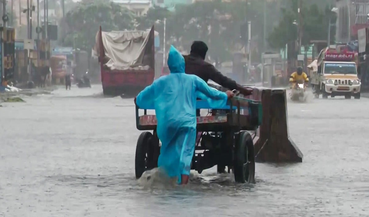 Delhi-NCR Thunderstorm-Rains Red Alert | दिल्ली में गरज के साथ बारिश और ओलावृष्टि का ‘रेड अलर्ट’ जारी, 80 KM की रफ्तार से चलेंगी हवाएं