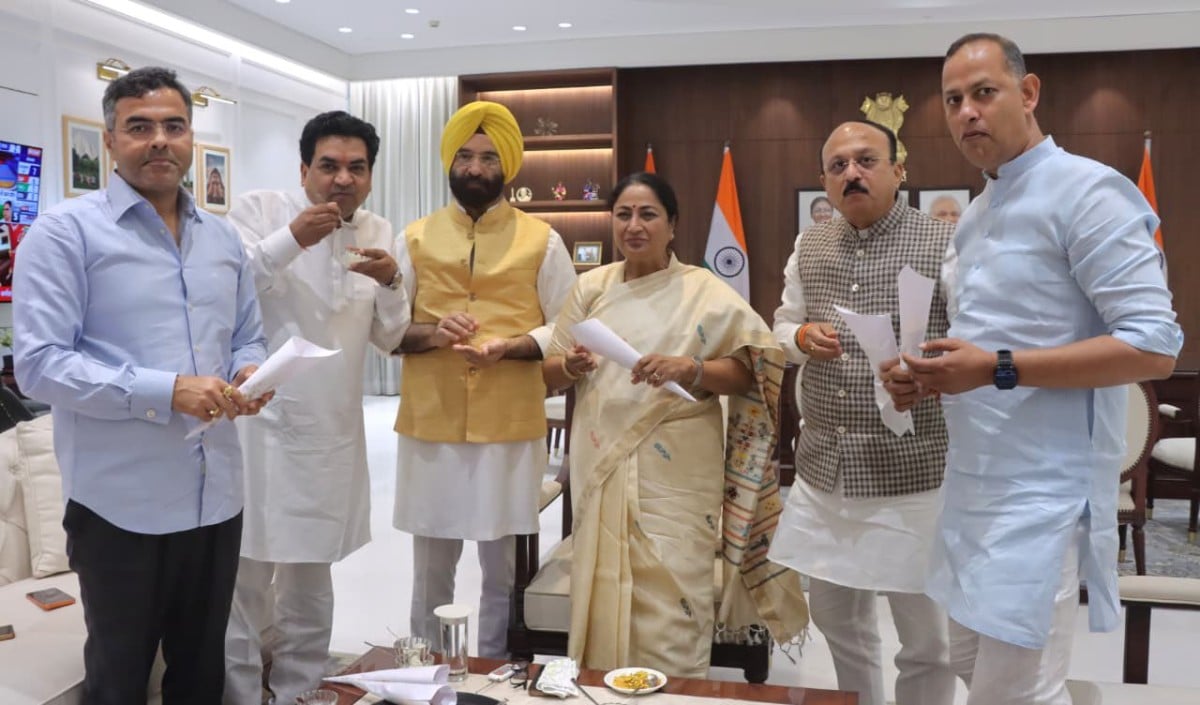 चुनावी जीत पर BJP का 'मीठा' जश्न, Delhi CM रेखा गुप्ता ने सचिवालय में बांटी झालमुड़ी और रसगुल्ला
