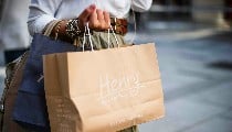 US Shopping पर लगा ब्रेक! कमजोर Rupee ने बिगाड़ा भारतीयों का Budget, Experts ने दी यह सलाह US Shopping पर लगा ब्रेक! कमजोर Rupee ने बिगाड़ा भारतीयों का Budget, Experts ने दी यह सलाह