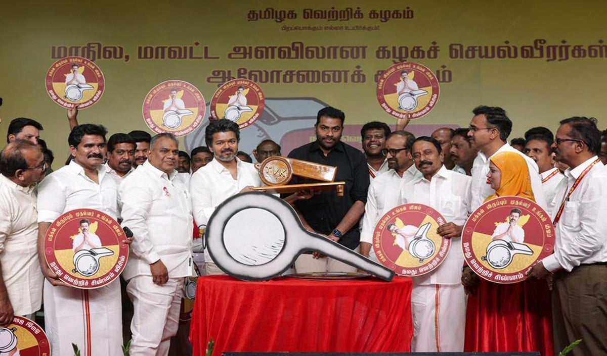 Tamil Nadu की सियासत में बड़ा उलटफेर, Actor Vijay की TVK ने शुरुआती रुझानों में DMK-AIADMK को पछाड़ा