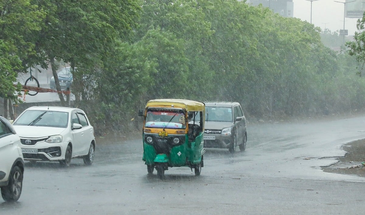 मौसम का बदला मिजाज: Delhi-NCR में हल्की बारिश के आसार, UP में आंधी-तूफान की Warning