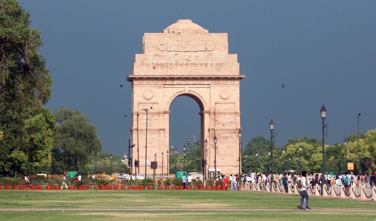 Delhi Weather Update | ऑरेंज अलर्ट! देर रात गरज के साथ हुई बारिश, ओलावृष्टि और 60kmph की रफ्तार से हवाओं का अनुमान