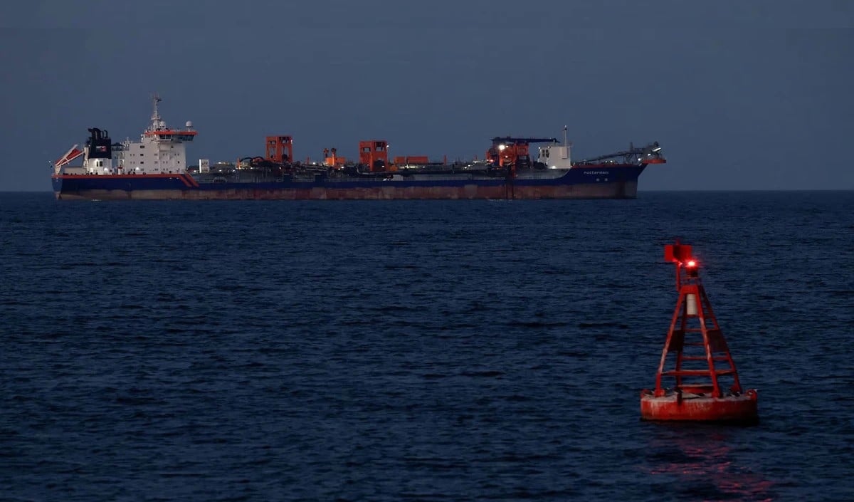 Hormuz Strait में फिर भड़की आग, Donald Trump के 'Project Freedom' से बढ़ा युद्ध का खतरा
