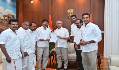 बहुमत से 10 सीट दूर TVK, फिर भी Actor Vijay बनेंगे CM, Governor से मिलकर पेश किया दावा