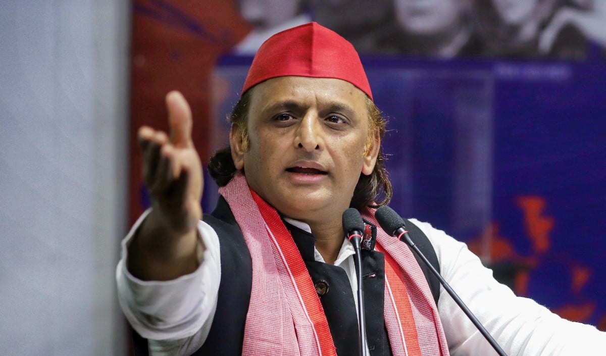 एक प्रसाद पर सियासी बवाल! Akhilesh Yadav को भंडारा खिलाने पर कर्मचारी का हुआ Demotion?