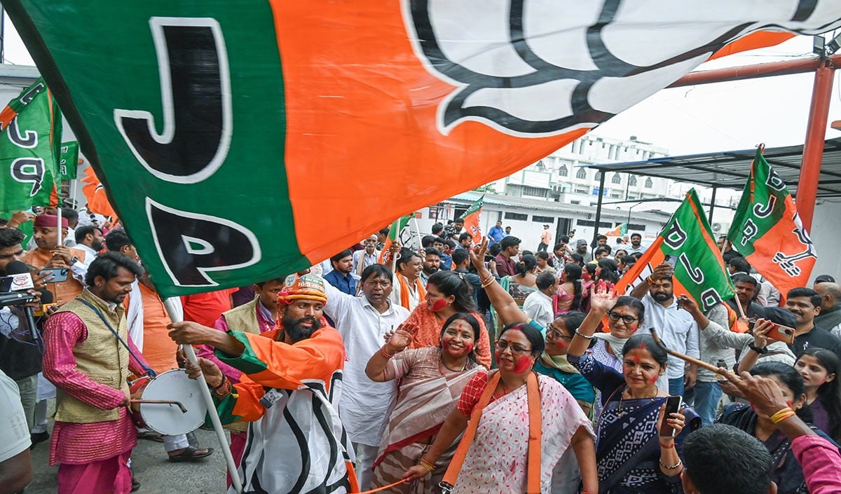 West Bengal में BJP की प्रचंड जीत के बाद खुलने लगे वर्षों से बंद पड़े मंदिर, हर ओर गूंज रहा जय श्री राम