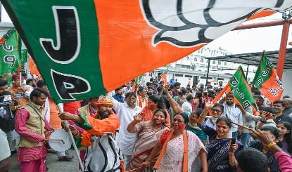 West Bengal में BJP की प्रचंड जीत के बाद खुलने लगे वर्षों से बंद पड़े मंदिर, हर ओर गूंज रहा जय श्री राम