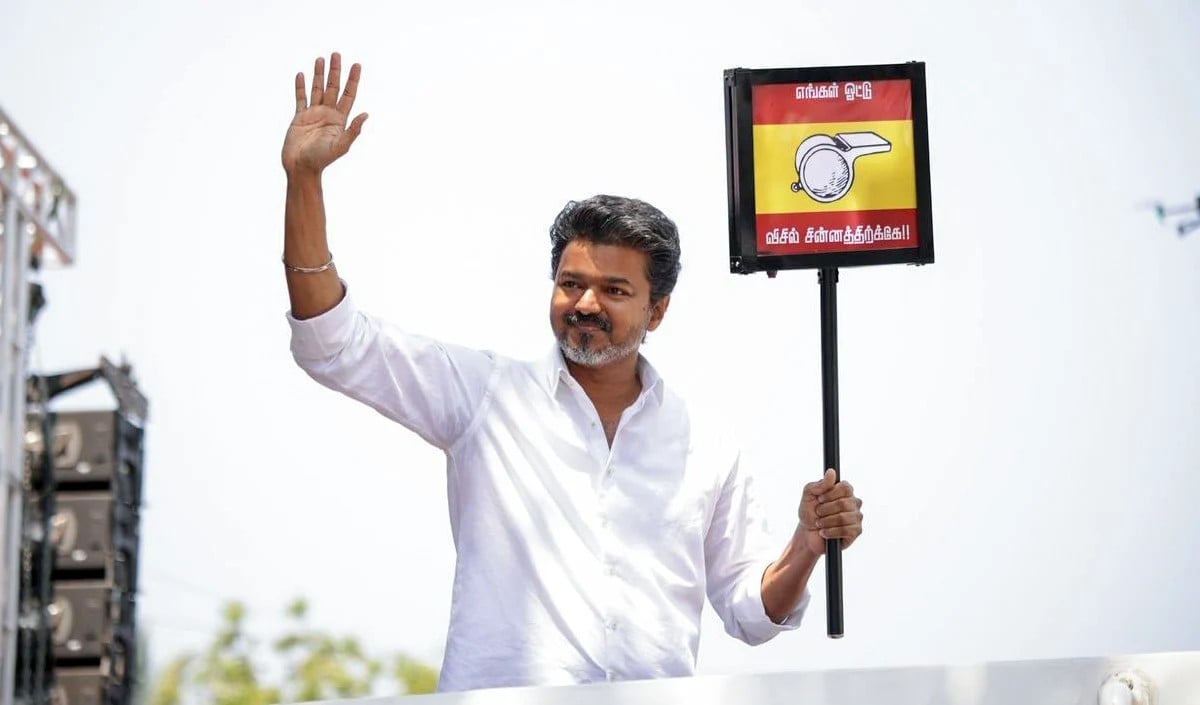 Tamil Nadu में सियासी खेल: बहुमत से 10 कदम दूर Vijay ने Governor से की मुलाकात, सरकार बनाने का दावा किया पेश