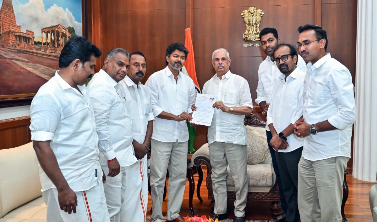 Tamil Nadu में सरकार पर सस्पेंस, Actor Vijay बोले- Governor मौका दें, Floor Test में साबित करूंगा बहुमत
