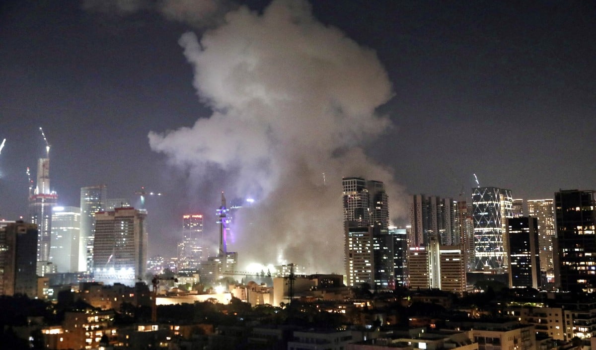 Missile Attack UAE | खाड़ी में फिर मंडराए युद्ध के बादल! यूएई पर मिसाइल और ड्रोन हमला, होर्मुज़ में अमेरिकी जहाजों पर गोलाबारी