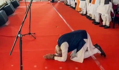 PM Modi का विनम्र अंदाज, बंगाल की जनता को किया दंडवत प्रणाम, जीता सबका दिल । Video