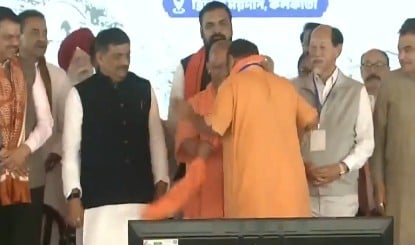 शपथ ग्रहण में योगी-शुभेंदु का वो पल! भगवा गमछे ने बंगाल में दे दिया बड़ा संदेश!