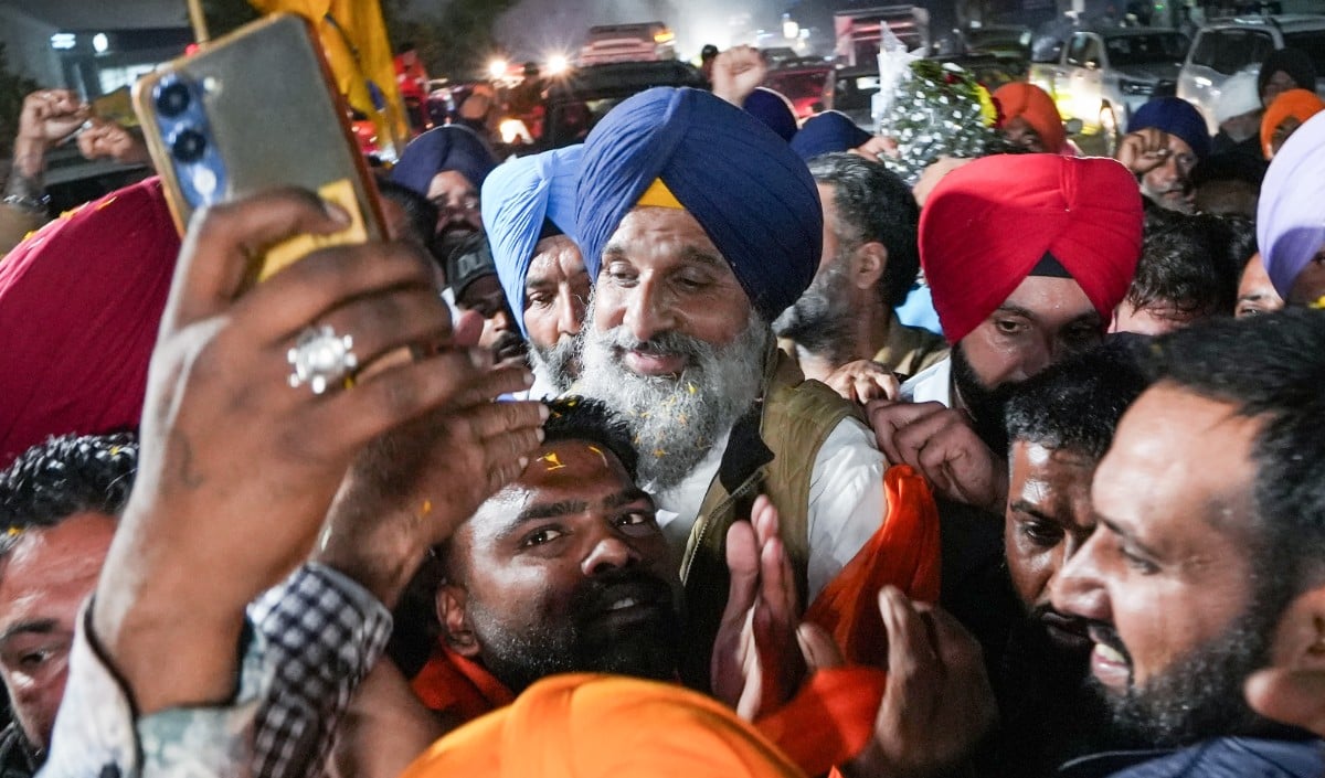 पुलिस हिरासत से कैदी छुड़ाने का प्रयास: Bikram Majithia पर FIR, घर पर Police Raid