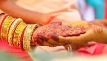 मेहंदी का रंग भी नहीं उतरा था और उजड़ गया सुहाग... शादी के चंद घंटों बाद दूल्हे की दर्दनाक मौत, लाश के साथ 5 घंटे तक तड़पती रही दुल्हन! मेहंदी का रंग भी नहीं उतरा था और उजड़ गया सुहाग... शादी के चंद घंटों बाद दूल्हे की दर्दनाक मौत, लाश के साथ 5 घंटे तक तड़पती रही दुल्हन!