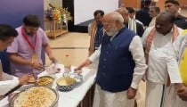 NDA नेताओं ने PM मोदी को दी बधाई, भारत मंडपम में झालमुड़ी का आनंद लिया NDA नेताओं ने PM मोदी को दी बधाई, भारत मंडपम में झालमुड़ी का आनंद लिया