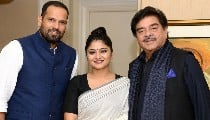 क्या टूट जाएगी Mamata की TMC? Shatrughan Sinha, Yusuf Pathan जैसे बड़े चेहरों ने बगावत का झंडा उठाया क्या टूट जाएगी Mamata की TMC? Shatrughan Sinha, Yusuf Pathan जैसे बड़े चेहरों ने बगावत का झंडा उठाया