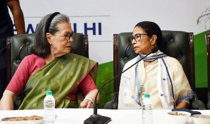 West Bengal में सियासी संकट के बीच TMC-Congress Merger की चर्चा, पार्टी ने कहा- ये सिर्फ अफवाह