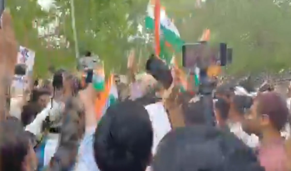 Lucknow: परीक्षा धांधली पर Cockroach Janta Party का प्रदर्शन, शिक्षा मंत्री Dharmendra Pradhan के इस्तीफ़े की मांग