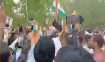 Lucknow: परीक्षा धांधली पर Cockroach Janta Party का प्रदर्शन, शिक्षा मंत्री Dharmendra Pradhan के इस्तीफ़े की मांग