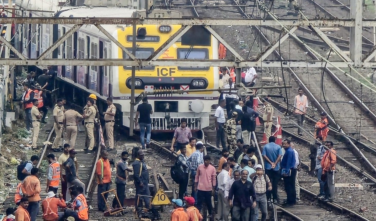 Mumbai local Services Affected | ओवरहेड तार में फंसा कपड़ा, हार्बर लाइन की सर्विस ठप होने से पीक आवर्स में मचा हाहाकार