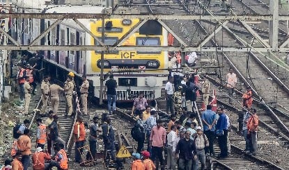 Mumbai local Services Affected | ओवरहेड तार में फंसा कपड़ा, हार्बर लाइन की सर्विस ठप होने से पीक आवर्स में मचा हाहाकार