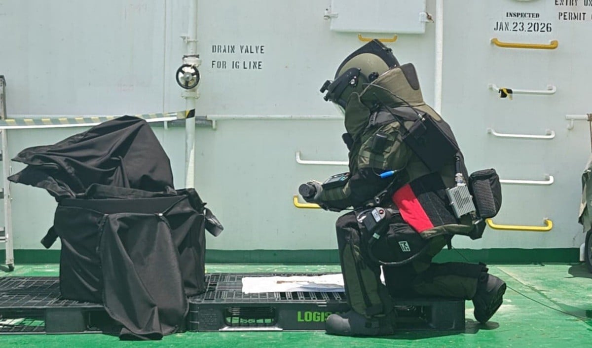 Indian Navy का धांसू ऑपरेशन, जहाज से जिंदा मिसाइल निकाल लाई