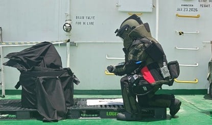 Indian Navy का धांसू ऑपरेशन, जहाज से जिंदा मिसाइल निकाल लाई