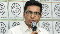 TMC नेता Abhishek Banerjee की बढ़ीं मुश्किलें! PA सुमित रॉय के लिए घर पर पुलिस की छापेमारी, CID का समन, मदन मित्रा के ठिकानों पर ED की रेड
