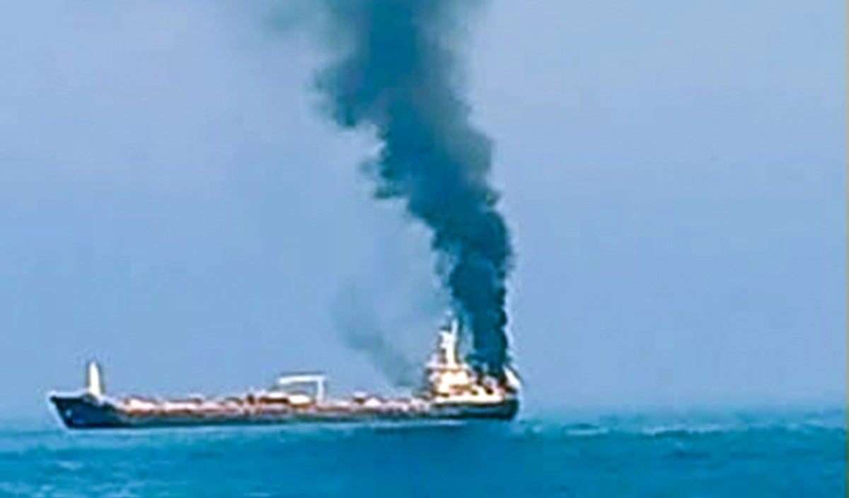 Indian Vessel Attacked In Gulf | ट्रंप ने ईरान पर भारतीय जहाजों पर हमले करने का आरोप लगाया, तेहरान ने इसे ‘निराधार’ बताया