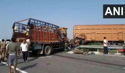 Bundelkhand Expressway पर भीषण हादसा, Jalaun में डंपर और मजदूरों की DCM में टक्कर, कई गंभीर