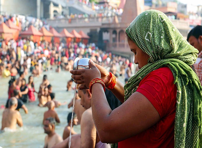 सोमवती अमावस्या पर गंगा में स्नान करते श्रद्धालु सोमवती अमावस्या पर गंगा में स्नान करते श्रद्धालु