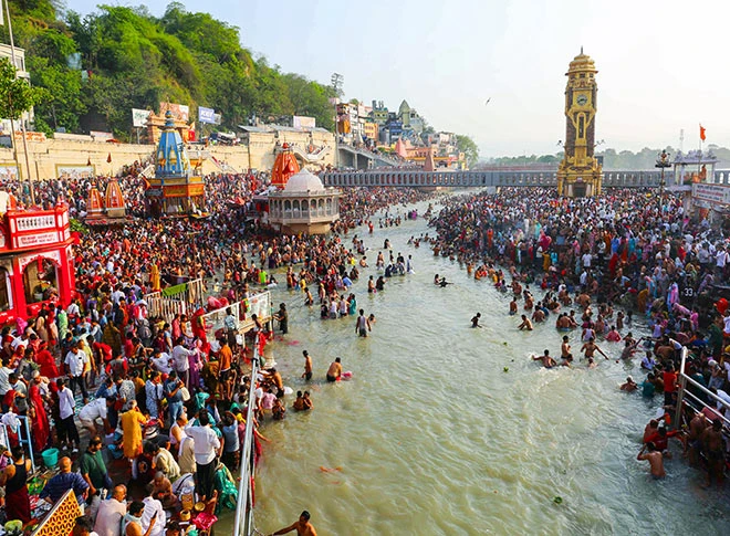 सोमवती अमावस्या पर गंगा में स्नान करते श्रद्धालु सोमवती अमावस्या पर गंगा में स्नान करते श्रद्धालु