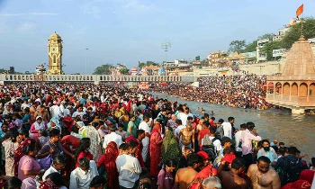 सोमवती अमावस्या पर गंगा में स्नान करते श्रद्धालु सोमवती अमावस्या पर गंगा में स्नान करते श्रद्धालु