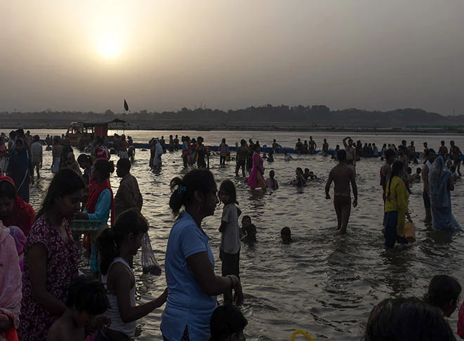 सोमवती अमावस्या पर गंगा में स्नान करते श्रद्धालु सोमवती अमावस्या पर गंगा में स्नान करते श्रद्धालु