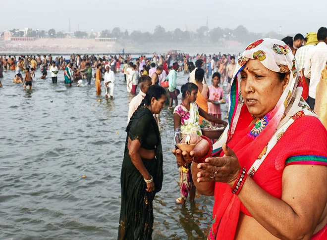 सोमवती अमावस्या पर गंगा में स्नान करते श्रद्धालु सोमवती अमावस्या पर गंगा में स्नान करते श्रद्धालु