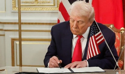 Prabhasakshi NewsRoom: Iran के आगे झुक गया America? Trump ने किया शांति समझौते का ऐलान, मगर Israel बोला Hezbollah पर हमले जारी रहेंगे