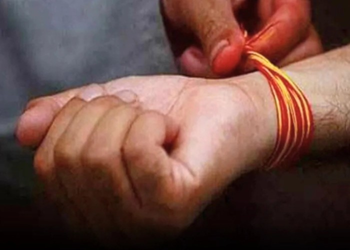 Astrology Tips: गलत कलावा लाता है Negative Energy! जानें राशि के अनुसार सही धागा और पहनने के नियम